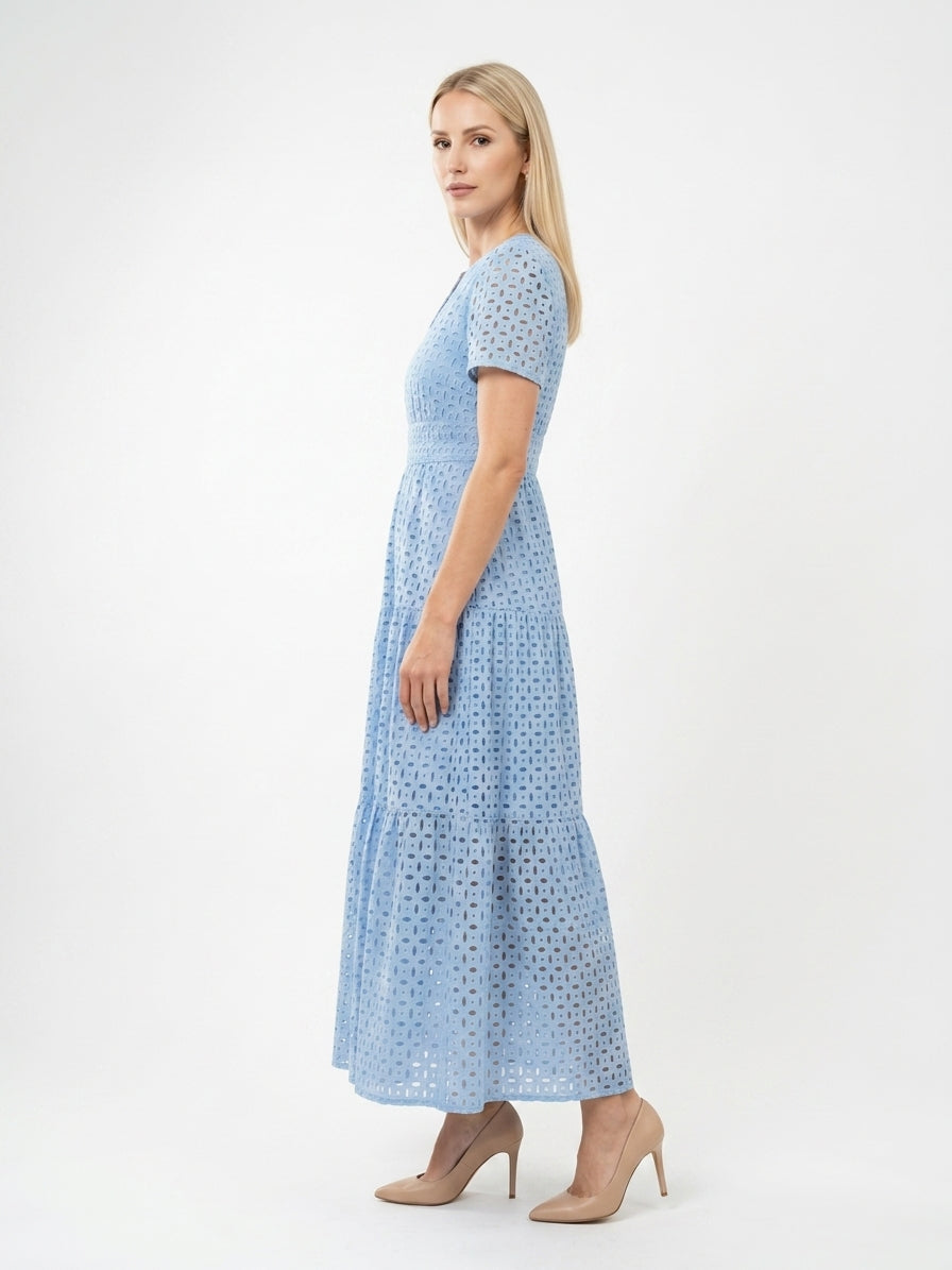 Lyseblå maxikjole i broderi anglaise med V-hals og lagdelt skørt
